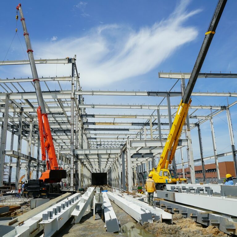 Read more about the article Optymalizacja kosztów i wytrzymałość – na co zwrócić uwagę przy wyborze konstrukcji stalowej